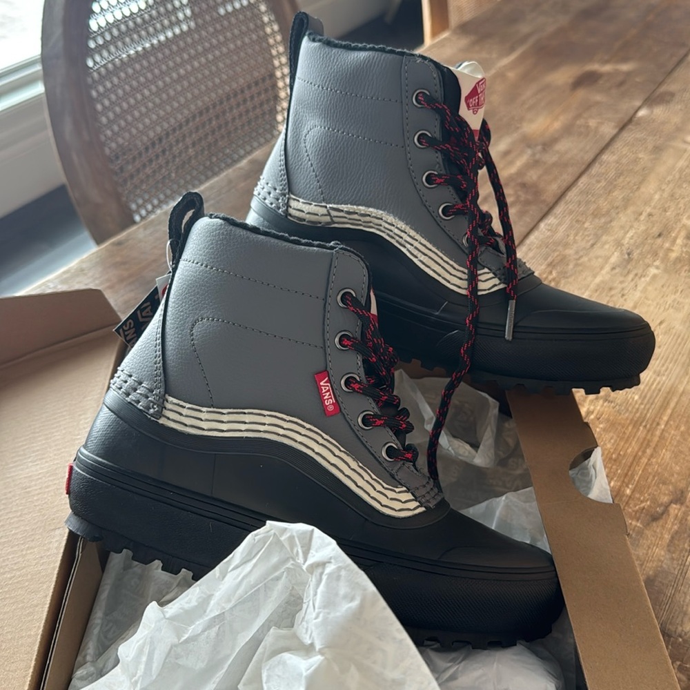 NIB Vans standard MTE snow boot az 4.5 men 6 woman black and gray